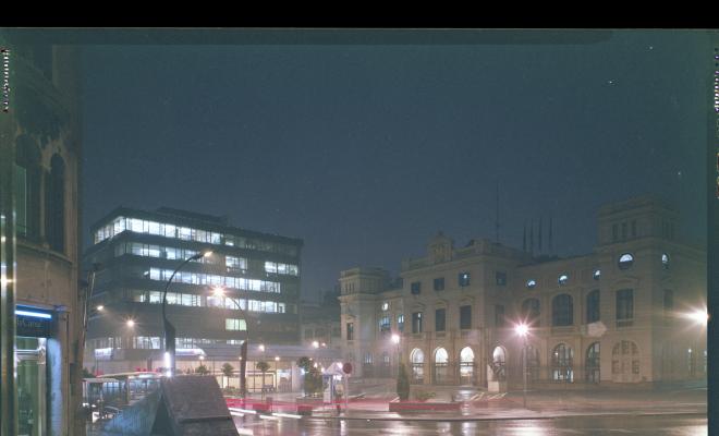 La plaça del Doctor Robert de nit en un dia de pluja