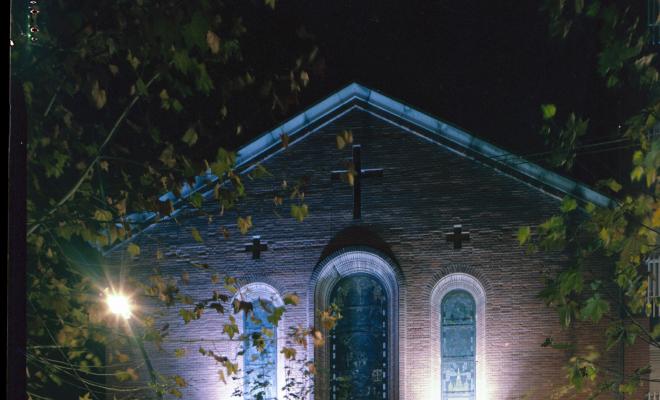 Façana de l'església de la Santíssima Trinitat de nit