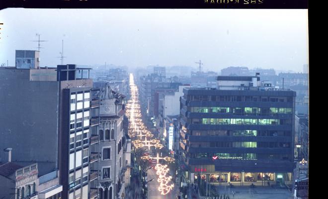 Vista panoràmica nocturna del passeig de la Plaça Major i de la Rambla 