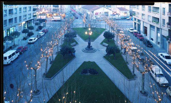 La plaça Enric Granados de nit