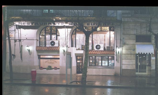 Façana del restaurant Euterpe a la Rambla de Sabadell de nit