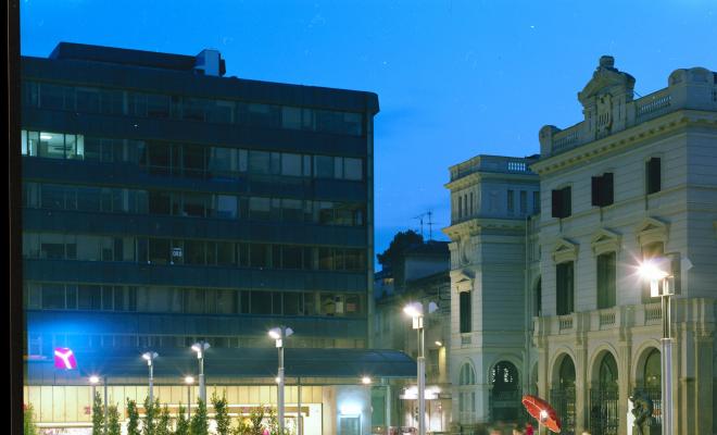 La plaça del Doctor Robert de nit