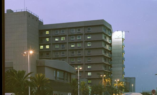 Façana de l'hospital Parc Taulí de nit
