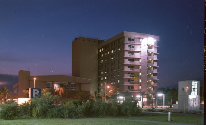 Façana de l'hospital Parc Taulí de nit