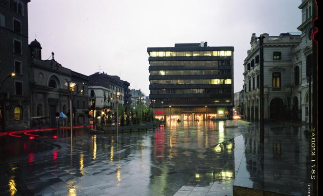 La plaça del Doctor Robert de nit