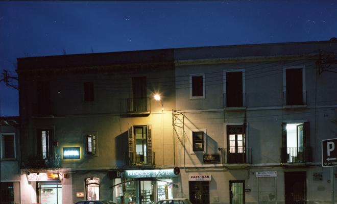 Façana d'unes cases a la plaça del Gas de nit