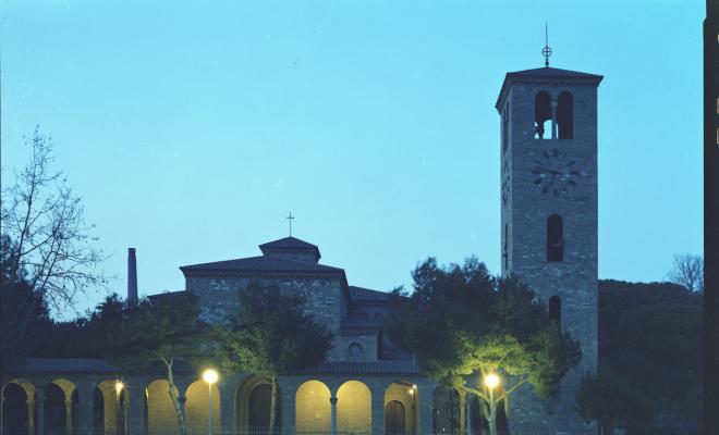Façana principal de l'església del Santíssim Salvador de nit