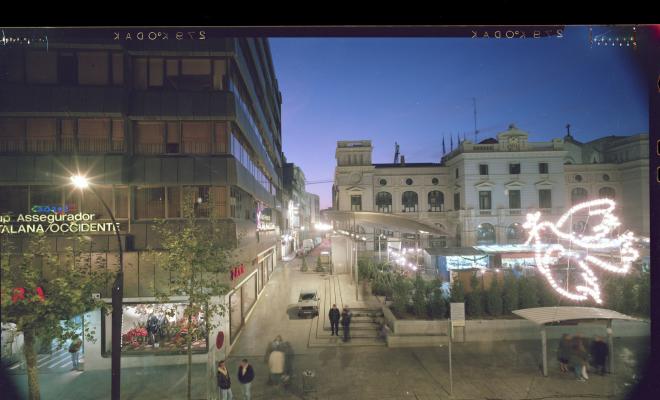 La plaça del Doctor Robert de nit