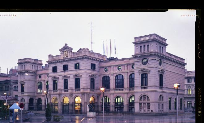 Façana de l'Ajuntament de Sabadell de nit