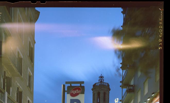Entrada al pàrquing soterrani a la plaça del Pedregar de nit
