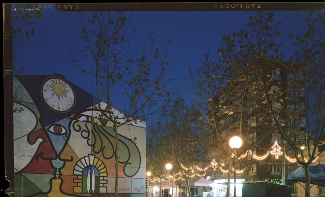 La ronda Zamenhof amb les decoracions de Nadal de nit