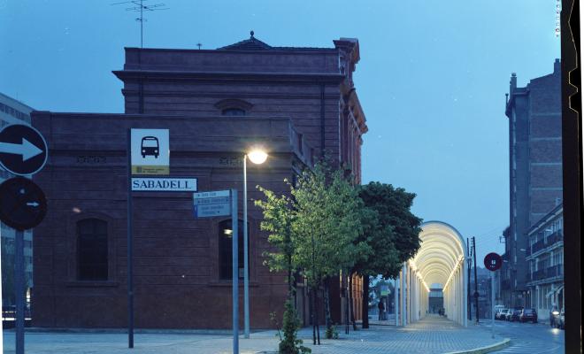 L'estació d'autobusos de Sabadell de nit