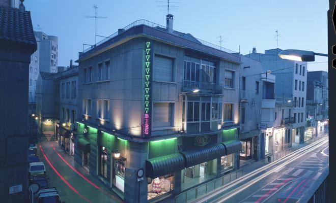Façana de l'establiment comercial Diez al carrer les Valls de nit