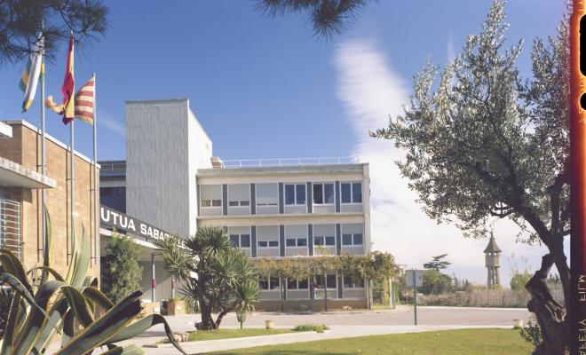 Edifici de la Mútua Sabadellenca al Parc Taulí