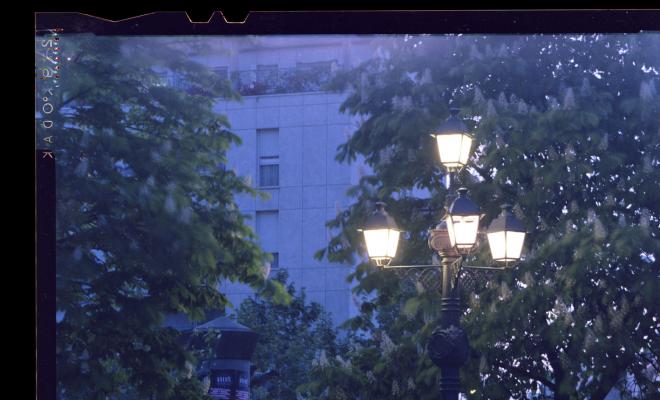 La plaça Enric Granados de nit