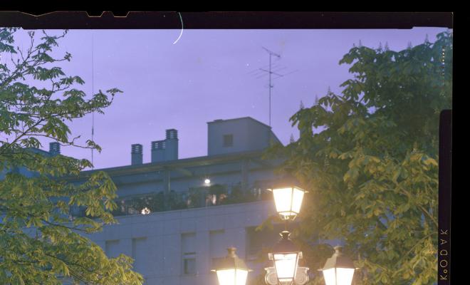 La plaça Enric Granados de nit