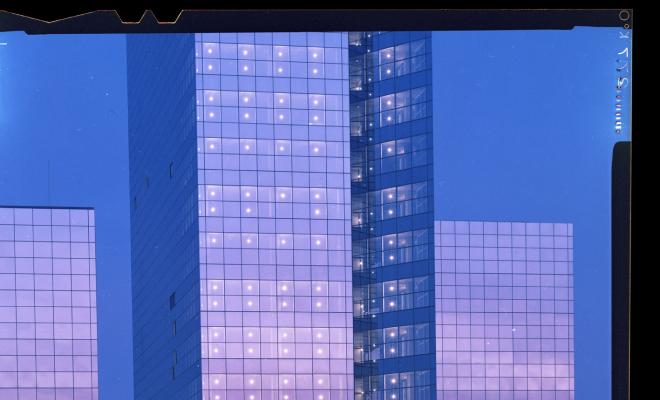 Torre de l'avinguda Francesc Macià de nit