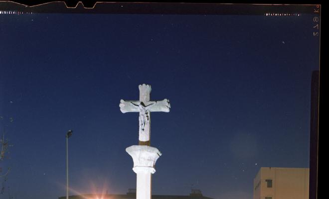 Creu de terme de la plaça de la Creu Alta de nit