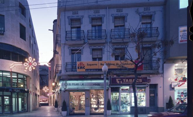 Establiments comercials del passeig de la Plaça Major de nit