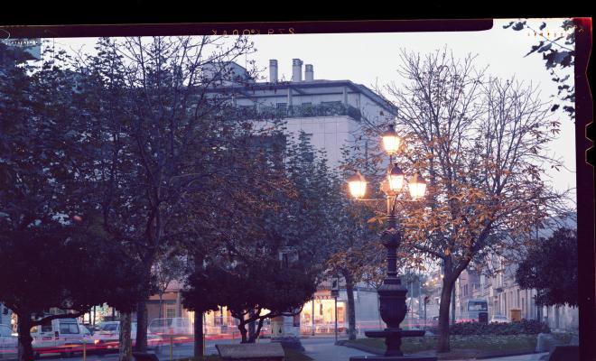La plaça Enric Granados de nit