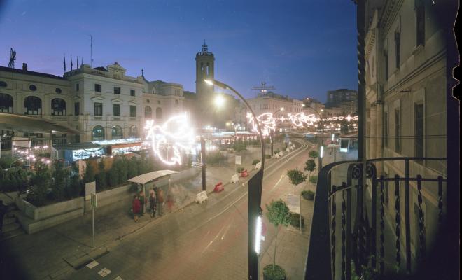 La plaça del Doctor Robert de nit amb les decoracions de Nadal