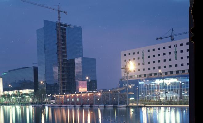Edificis de l'avinguda Francesc Macià en construcció de nit
