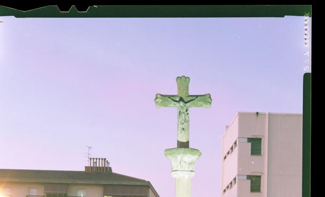 Creu de terme de la plaça de la Creu Alta de nit