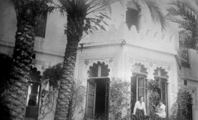 Dones en unes finestres a Caldes d'Estrac
