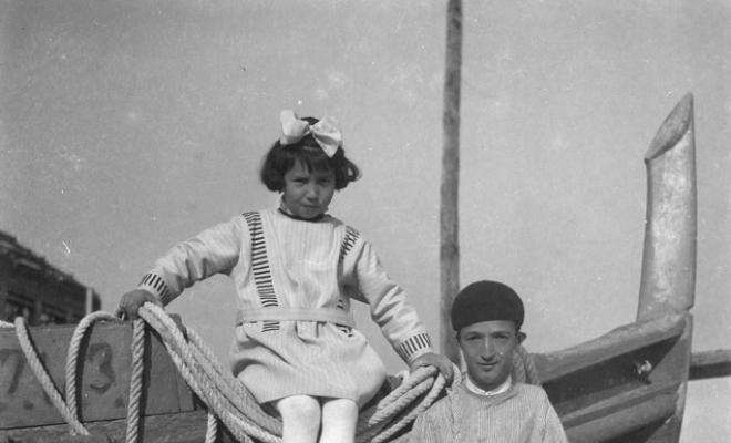 Maria Costa i Joan Bilbeny en una platja a Caldes d'Estrac