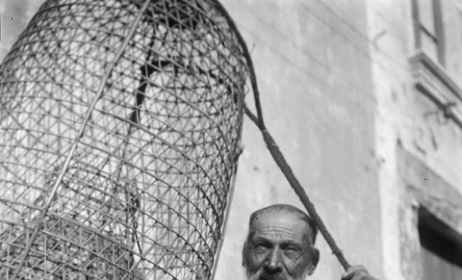 El pescador Marcel·lí Xampeny amb una nansa