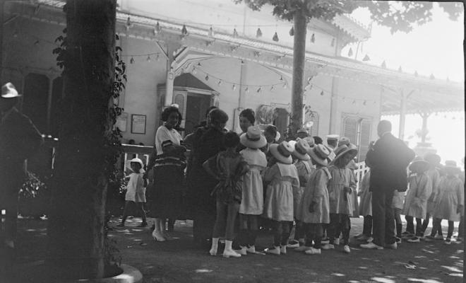 Infants de Sabadell de colònies a Caldes d'Estrac