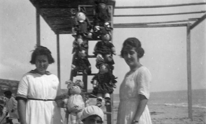 Dones en una platja a Caldes d'Estrac