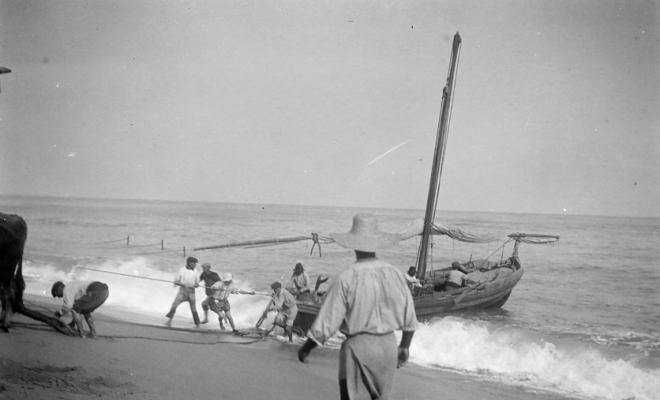 Arribada d'una barca a una platja de Caldes d'Estrac