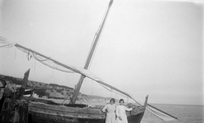 Dones davant d'una barca a Caldes d'Estrac