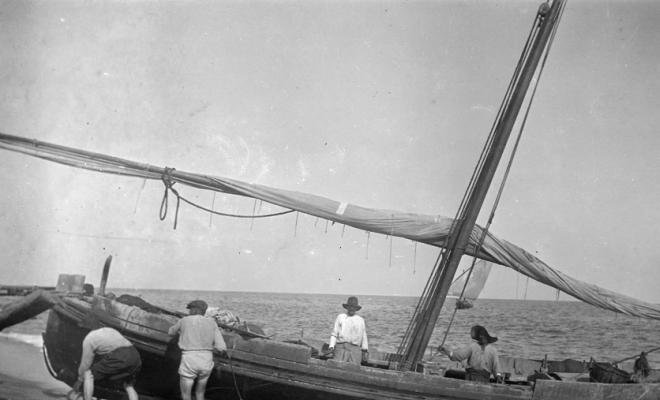 Arribada d'una barca a una platja de Caldes d'Estrac