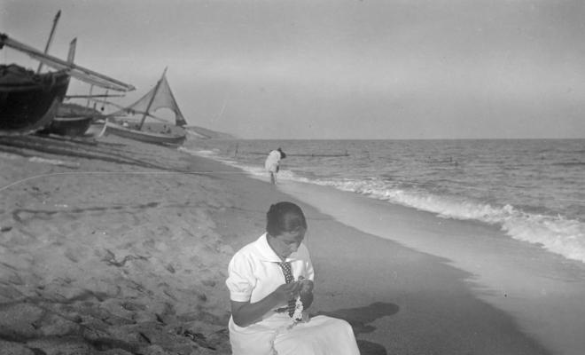 Maria Codina en una platja a Caldes d'Estrac