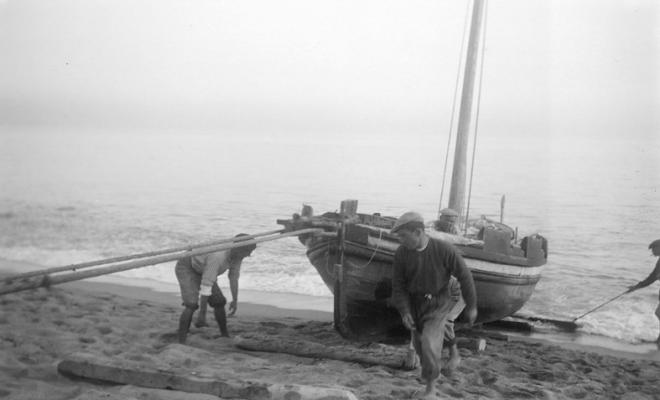 Arribada d'una barca a una platja de Caldes d'Estrac