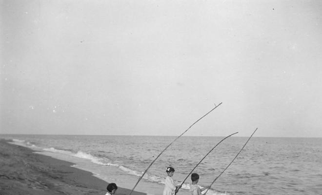 Infants pescant a Caldes d'Estrac