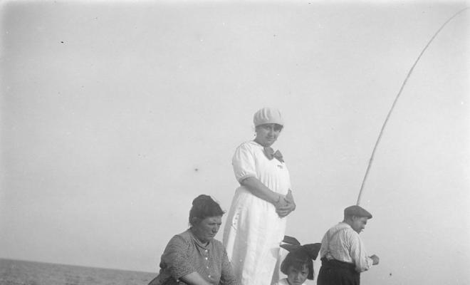 Dues dones i Maria Costa sobre unes roques a Caldes d'Estrac