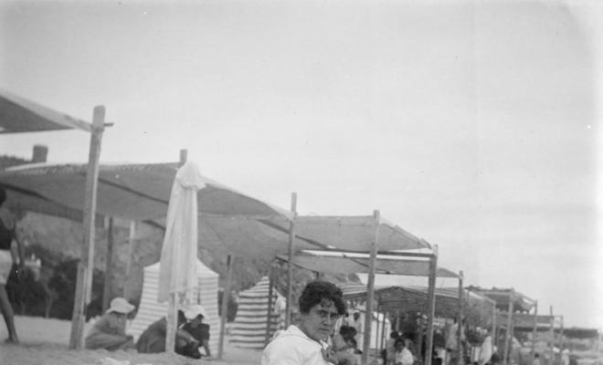Dona en una platja a Caldes d'Estrac