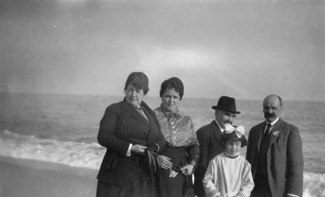 Grup en una platja a Caldes d'Estrac
