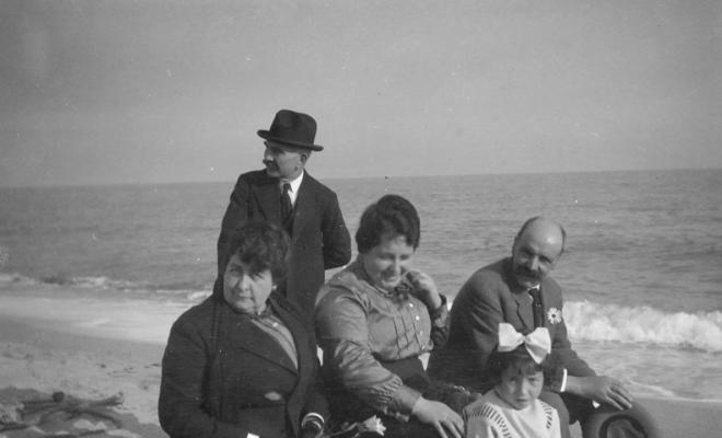Grup en una platja a Caldes d'Estrac