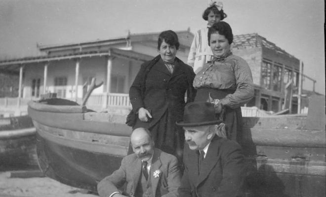 Grup en una platja a Caldes d'Estrac