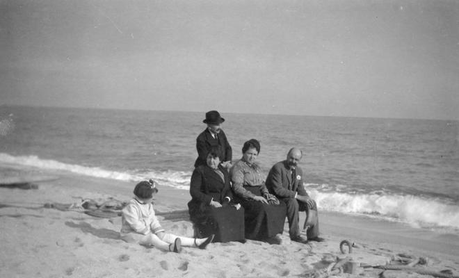 Grup en una platja a Caldes d'Estrac