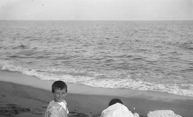 Infants en una platja a Caldes d'Estrac