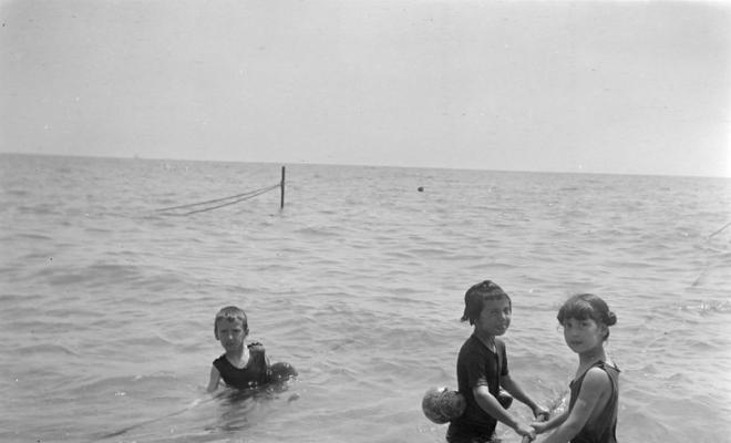 Infants en una platja a Caldes d'Estrac