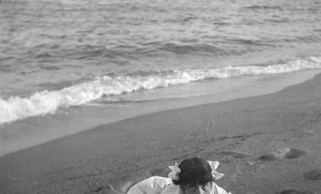 Nena en una platja a Caldes d'Estrac