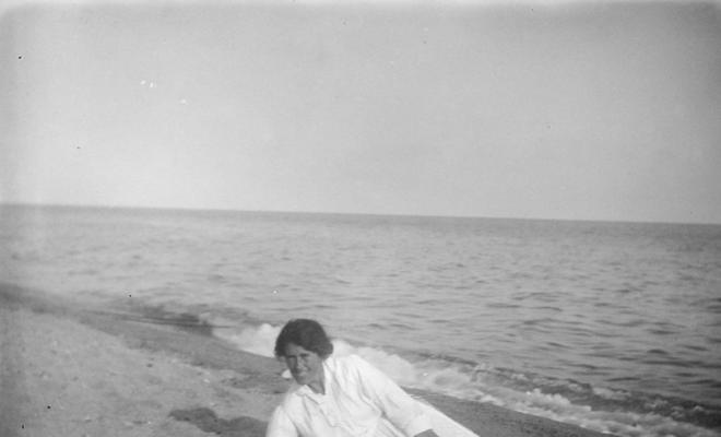 Dona en una platja a Caldes d'Estrac