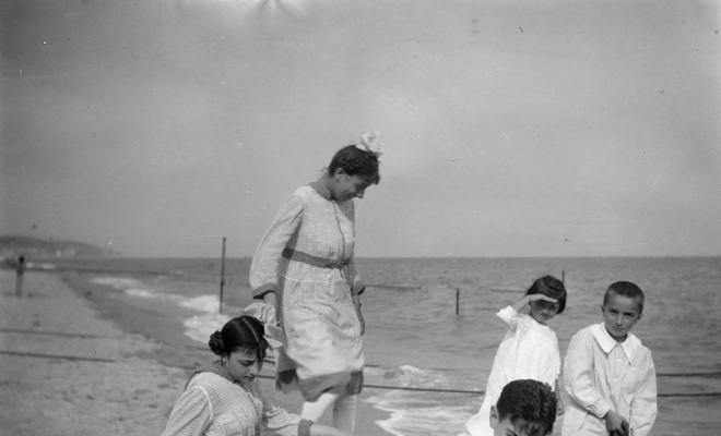 Grup en una platja a Caldes d'Estrac