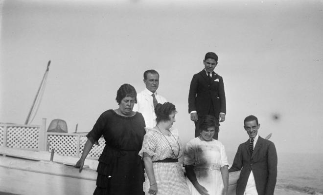 Grup en una platja a Caldes d'Estrac